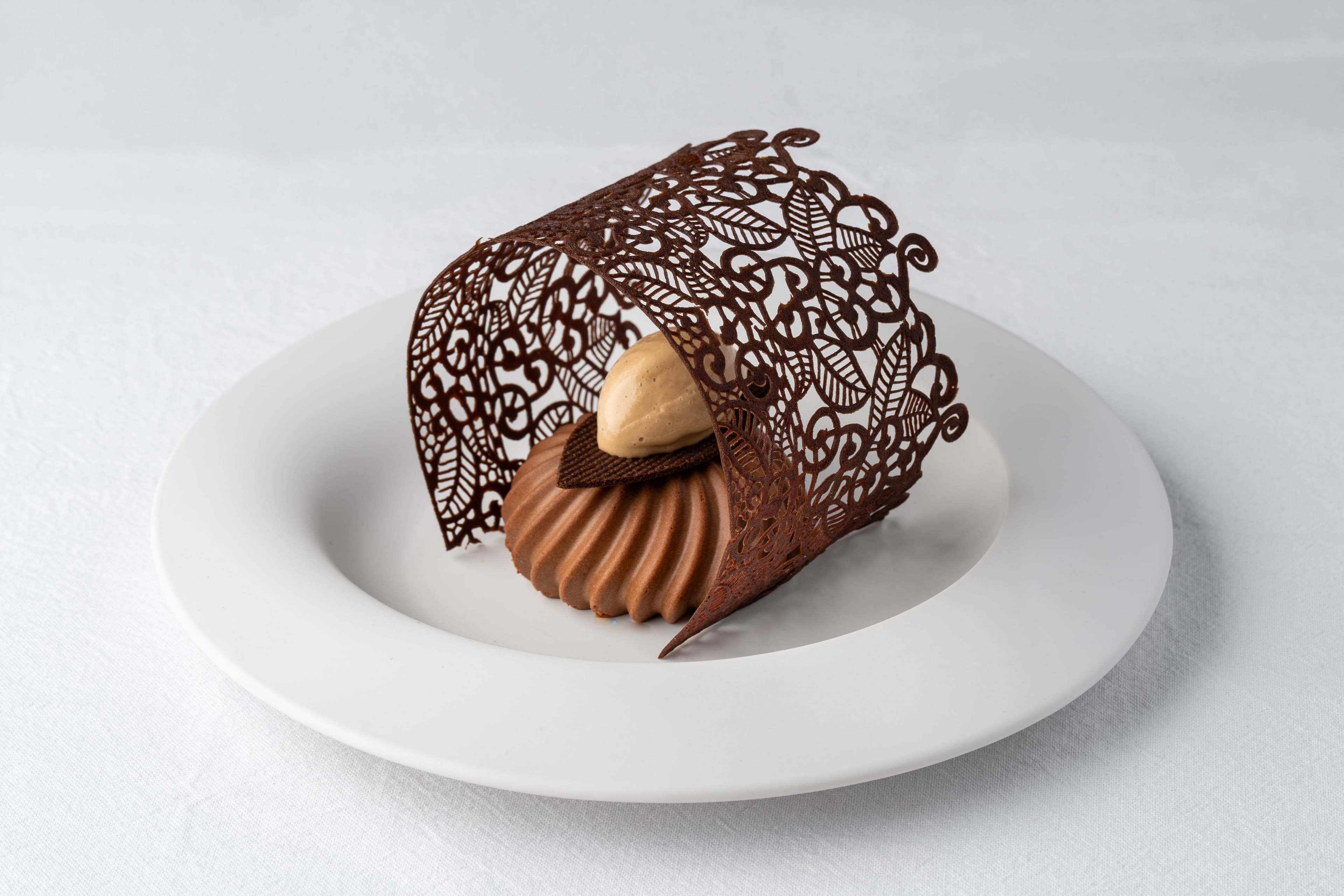 Postre de chocolate con encaje artesanal