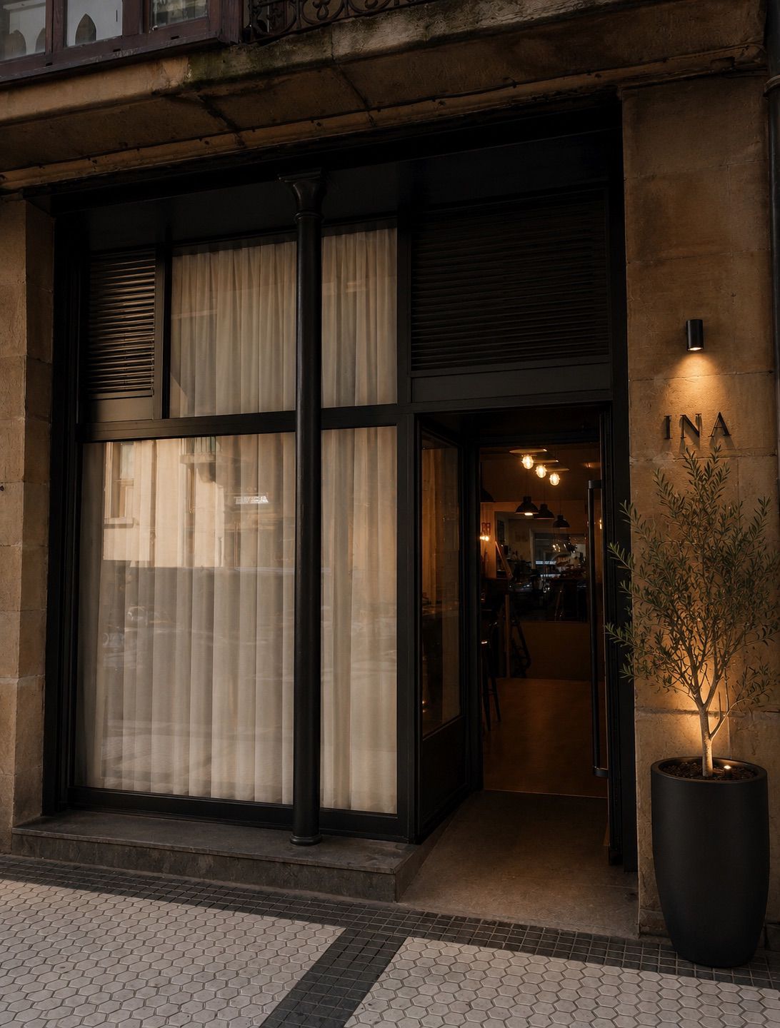 Fachada del bar de postres INA en Donostia