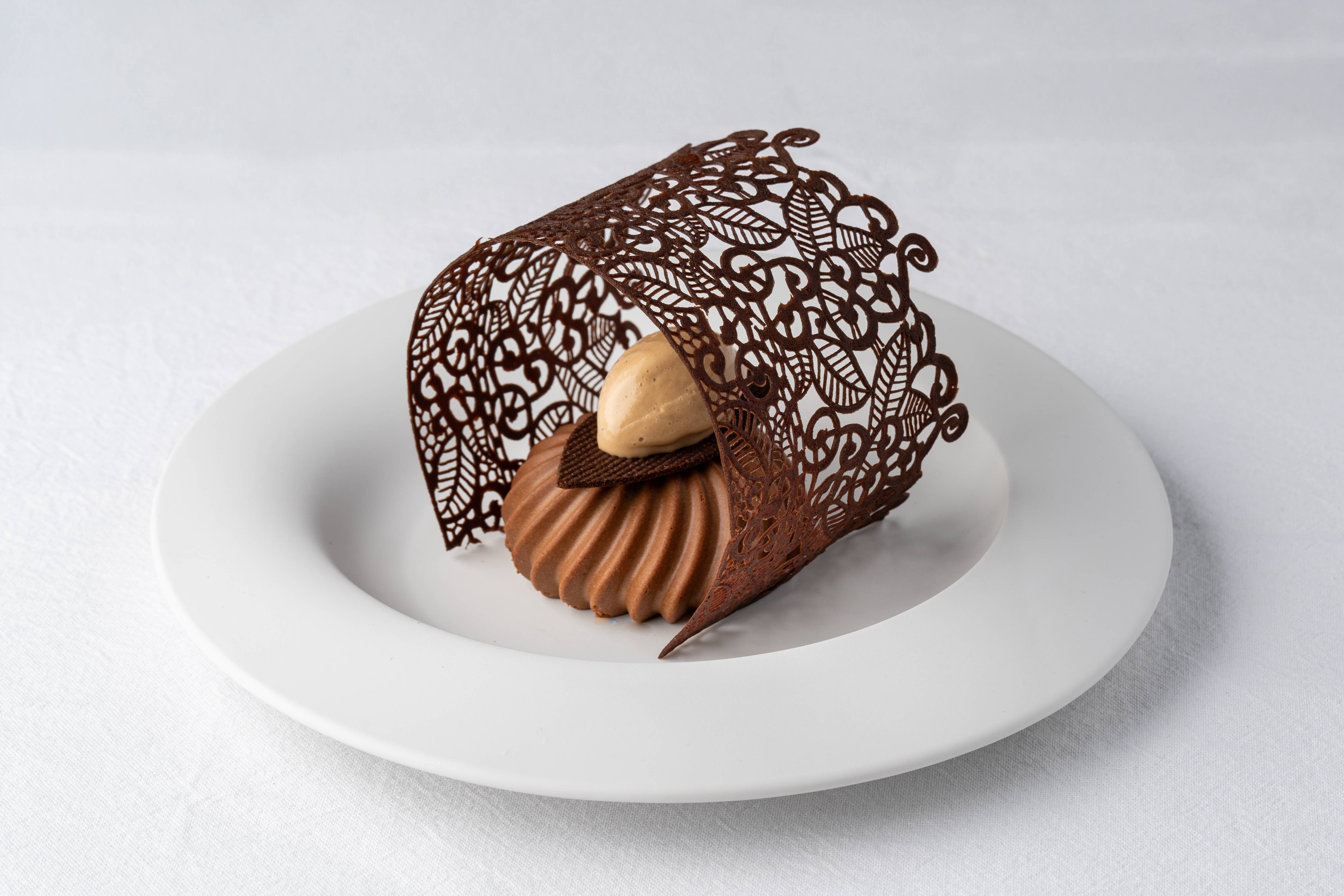Postre de chocolate con encaje artesanal